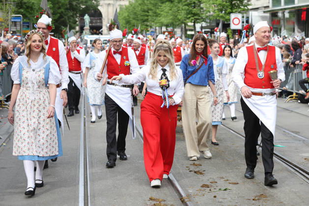 20.04.2026 Zuerich, SCHWEIZ, Zuercher Sechselaeuten 2026 Ehrengast Saengerin Beatrice Egli beim Umzug mit der Zunft zum Widder durch die Zuercher Innenstadt