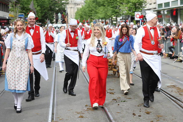 20.04.2026 Zuerich, SCHWEIZ, Zuercher Sechselaeuten 2026 Ehrengast Saengerin Beatrice Egli beim Umzug mit der Zunft zum Widder durch die Zuercher Innenstadt