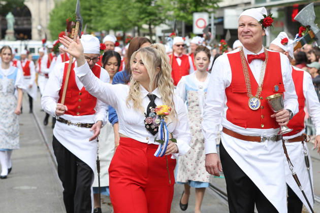 20.04.2026 Zuerich, SCHWEIZ, Zuercher Sechselaeuten 2026 Ehrengast Saengerin Beatrice Egli beim Umzug mit der Zunft zum Widder durch die Zuercher Innenstadt