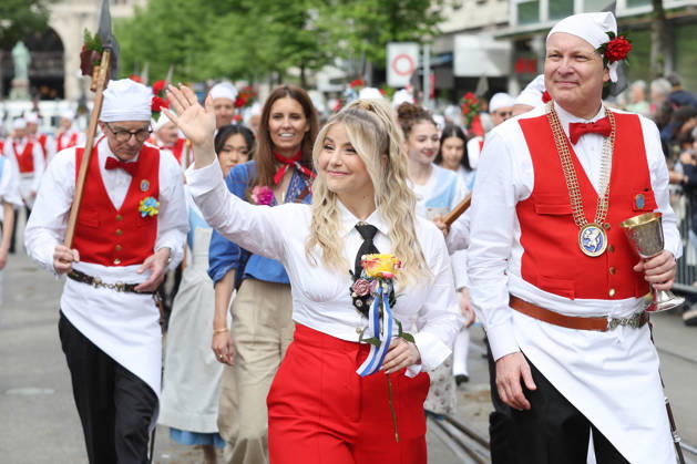 20.04.2026 Zuerich, SCHWEIZ, Zuercher Sechselaeuten 2026 Ehrengast Saengerin Beatrice Egli beim Umzug mit der Zunft zum Widder durch die Zuercher Innenstadt