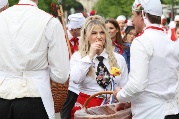 20.04.2026 Zuerich, SCHWEIZ, Zuercher Sechselaeuten 2026 Ehrengast Saengerin Beatrice Egli mit einer Cervelat (Wurst) beim Umzug mit der Zunft zum Widder durch die Zuercher Innenstadt