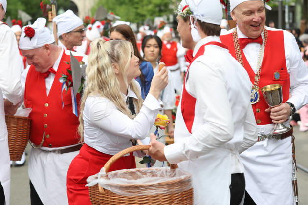 20.04.2026 Zuerich, SCHWEIZ, Zuercher Sechselaeuten 2026 Ehrengast Saengerin Beatrice Egli mit einer Cervelat (Wurst) beim Umzug mit der Zunft zum Widder durch die Zuercher Innenstadt