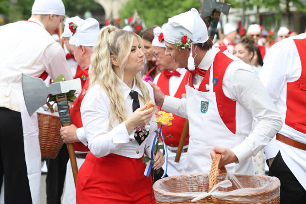 20.04.2026 Zuerich, SCHWEIZ, Zuercher Sechselaeuten 2026 Ehrengast Saengerin Beatrice Egli mit einer Cervelat (Wurst) beim Umzug mit der Zunft zum Widder durch die Zuercher Innenstadt