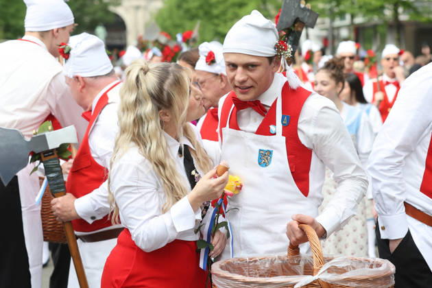 20.04.2026 Zuerich, SCHWEIZ, Zuercher Sechselaeuten 2026 Ehrengast Saengerin Beatrice Egli mit einer Cervelat (Wurst) beim Umzug mit der Zunft zum Widder durch die Zuercher Innenstadt