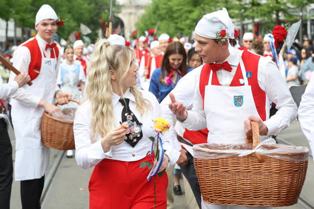 20.04.2026 Zuerich, SCHWEIZ, Zuercher Sechselaeuten 2026 Ehrengast Saengerin Beatrice Egli mit einer Cervelat (Wurst) beim Umzug mit der Zunft zum Widder durch die Zuercher Innenstadt