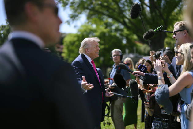 April 20, 2026, Washington, Dc, United States of America: U.S President Donald Trump, speaks with the media pool before boarding Marine One on the South Lawn of the White House, April 16, 2026 in Washington, D.C. Trump departed to Joint Base Andrews then on to Las Vegas. Washington United States of America - ZUMAp138 20260420_zaa_p138_007 Copyright: xMollyxRiley WhitexHousex