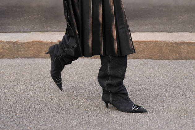 Mailand, Italien ? 24. Februar 2026: Eine Frau trägt Schuhe von Diesel. Details zum Outfit, Streetstyle-Look Milan, Italy - February, 24, 2026: woman wears Diesel shoes. Fashion outfit details, street style look accessory (License=RM) Copyright: xZoonar.com IgorxZakirovx 24867372
