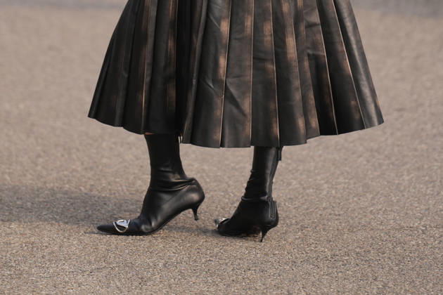 Mailand, Italien ? 24. Februar 2026: Eine Frau trägt Schuhe von Diesel. Details zum Outfit, Streetstyle-Look Milan, Italy - February, 24, 2026: woman wears Diesel shoes. Fashion outfit details, street style look accessory (License=RM) Copyright: xZoonar.com IgorxZakirovx 24867380
