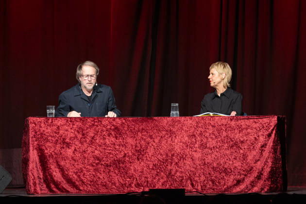 Lesung mit Cordula Stratmann und Bjarne Mädel in Bonn 20.04.2026. Cordula Stratmann und Bjarne Mädel stehen bei der Lesung Sie mich auch! ... Die hohe Kunst der Beleidigung im Brückenforum Bonn auf der Bühne. Bonn Beuel Nordrhein-Westfalen Deutschland Copyright: xMarcxJohnx