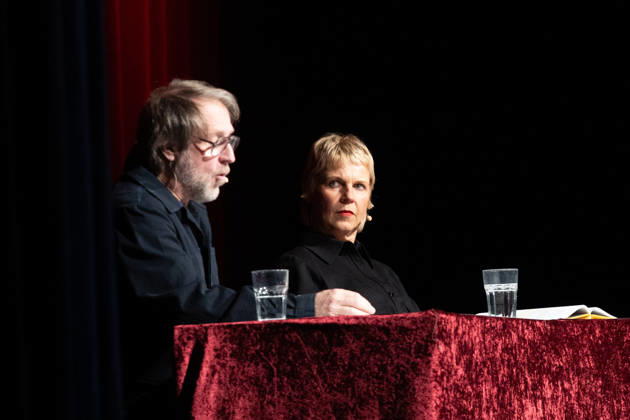 Lesung mit Cordula Stratmann und Bjarne Mädel in Bonn 20.04.2026. Cordula Stratmann und Bjarne Mädel stehen bei der Lesung Sie mich auch! ... Die hohe Kunst der Beleidigung im Brückenforum Bonn auf der Bühne. Bonn Beuel Nordrhein-Westfalen Deutschland Copyright: xMarcxJohnx