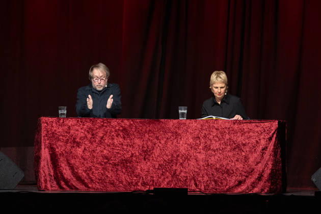 Lesung mit Cordula Stratmann und Bjarne Mädel in Bonn 20.04.2026. Cordula Stratmann und Bjarne Mädel stehen bei der Lesung Sie mich auch! ... Die hohe Kunst der Beleidigung im Brückenforum Bonn auf der Bühne. Bonn Beuel Nordrhein-Westfalen Deutschland Copyright: xMarcxJohnx