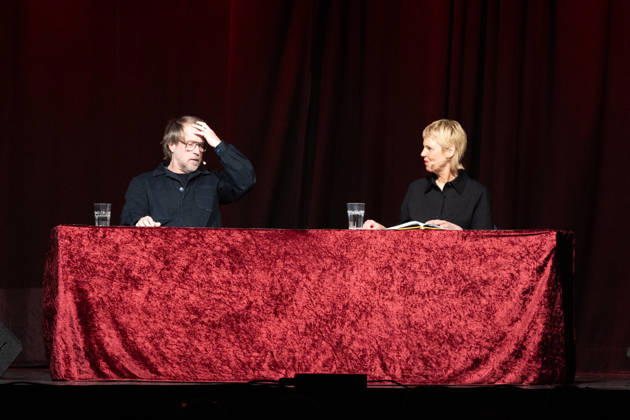 Lesung mit Cordula Stratmann und Bjarne Mädel in Bonn 20.04.2026. Cordula Stratmann und Bjarne Mädel stehen bei der Lesung Sie mich auch! ... Die hohe Kunst der Beleidigung im Brückenforum Bonn auf der Bühne. Bonn Beuel Nordrhein-Westfalen Deutschland Copyright: xMarcxJohnx