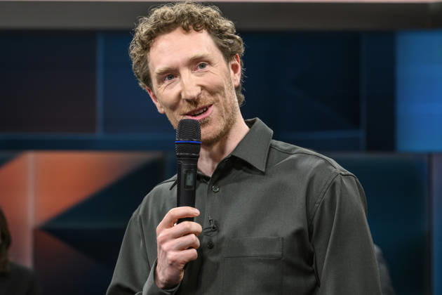 im Bild v.l.: Moderator - Louis Klamroth, GER, Berlin, hart aber fair - Polittalk, TV, Format, mit Moderator - Louis Klamroth, Das Erste, Das Thema: Tankrabatt und 1000-Euro-Prämie: Was hilft und wer zahlt?, 20.04.2026, Copyright: HMBxMedia UwexKoch