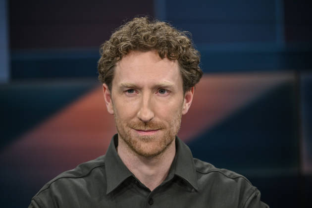 im Bild v.l.: Moderator - Louis Klamroth, GER, Berlin, hart aber fair - Polittalk, TV, Format, mit Moderator - Louis Klamroth, Das Erste, Das Thema: Tankrabatt und 1000-Euro-Prämie: Was hilft und wer zahlt?, 20.04.2026, Copyright: HMBxMedia UwexKoch