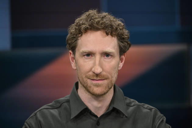 im Bild v.l.: Moderator - Louis Klamroth, GER, Berlin, hart aber fair - Polittalk, TV, Format, mit Moderator - Louis Klamroth, Das Erste, Das Thema: Tankrabatt und 1000-Euro-Prämie: Was hilft und wer zahlt?, 20.04.2026, Copyright: HMBxMedia UwexKoch