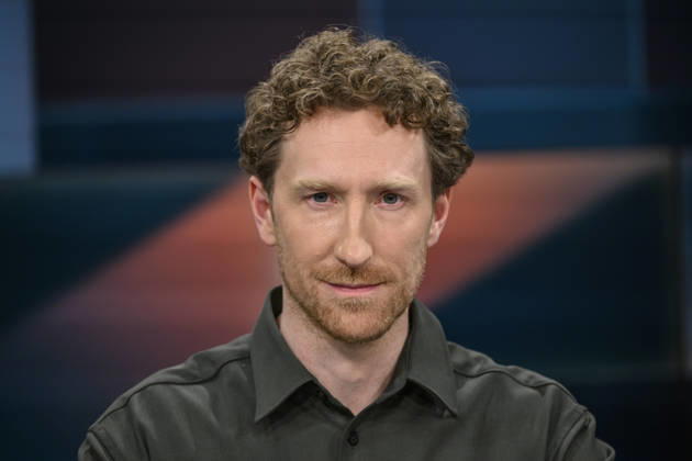 im Bild v.l.: Moderator - Louis Klamroth, GER, Berlin, hart aber fair - Polittalk, TV, Format, mit Moderator - Louis Klamroth, Das Erste, Das Thema: Tankrabatt und 1000-Euro-Prämie: Was hilft und wer zahlt?, 20.04.2026, Copyright: HMBxMedia UwexKoch