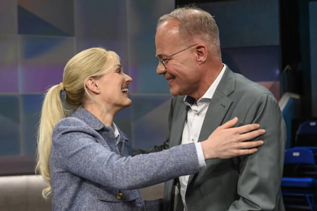im Bild v.l.: Marie Hoffmann: Landwirtin in Westfalen, Influencerin, Landwirtschafts-Influencerin, begruessen sich, Matthias Miersch (SPD): Fraktionsvorsitzender im Bundestag, GER, Berlin, hart aber fair - Polittalk, TV, Format, mit Moderator - Louis Klamroth, Das Erste, Das Thema: Tankrabatt und 1000-Euro-Prämie: Was hilft – und wer zahlt?, 20.04.2026, Copyright: HMBxMedia UwexKoch