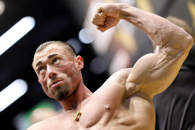 Bodybuilder Chris Baumann am Stand von PEAK auf der Internationalen Leitmesse für Fitness, Wellness und Gesundheit, sowie Bodybuilding, Kraftsport und Kampfsport FIBO 2026 in der Koelnmesse. Köln, 19.04.2026 NRW Deutschland Copyright: xChristophxHardtx