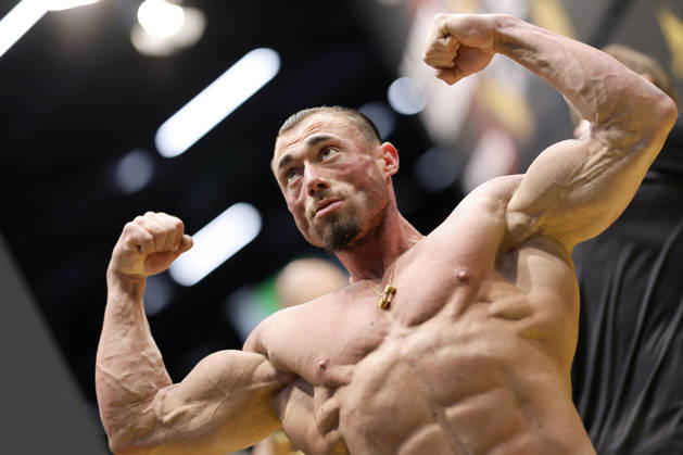 Bodybuilder Chris Baumann am Stand von PEAK auf der Internationalen Leitmesse für Fitness, Wellness und Gesundheit, sowie Bodybuilding, Kraftsport und Kampfsport FIBO 2026 in der Koelnmesse. Köln, 19.04.2026 NRW Deutschland Copyright: xChristophxHardtx