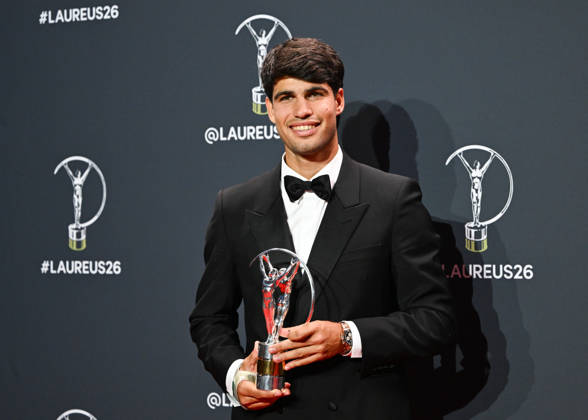 (260421) -- MADRID, April 21, 2026 -- Carlos Alcaraz poses with the Laureus World Sportsman of the Year Award during the 2026 Laureus World Sports Awards ceremony in Madrid, Spain, April 20, 2026. ) (SP)SPAIN-MADRID-LAUREUS WORLD SPORTS AWARDS-CEROMONY ChengxMin 
