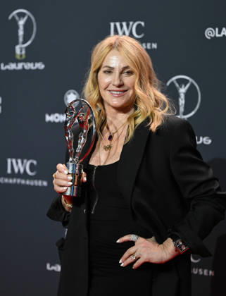 (260421) -- MADRID, April 21, 2026 -- Nadia Comaneci poses with Laureus Lifetime Achievement Award during the 2026 Laureus World Sports Awards ceremony in Madrid, Spain, April 20, 2026. ) (SP)SPAIN-MADRID-LAUREUS WORLD SPORTS AWARDS-CEROMONY ChengxMin 