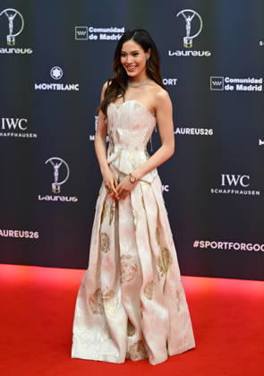 (260421) -- MADRID, April 21, 2026 -- Gu Ailing poses on the red carpet before the 2026 Laureus World Sports Awards ceremony in Madrid, Spain, April 20, 2026. ) (SP)SPAIN-MADRID-LAUREUS WORLD SPORTS AWARDS-CEROMONY ChengxMin 