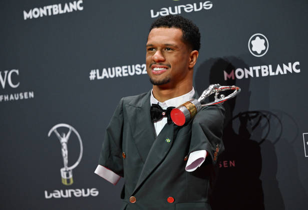 (260421) -- MADRID, April 21, 2026 -- Gabriel Araujo poses with the Laureus World Sportsperson of the Year with a Disability Award during the 2026 Laureus World Sports Awards ceremony in Madrid, Spain, April 20, 2026. ) (SP)SPAIN-MADRID-LAUREUS WORLD SPORTS AWARDS-CEROMONY ChengxMin 