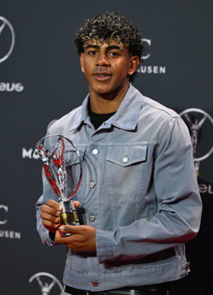 (260421) -- MADRID, April 21, 2026 -- Lamine Yamal poses with Laureus World Young Sportsperson of the Year Award during the 2026 Laureus World Sports Awards ceremony in Madrid, Spain, April 20, 2026. ) (SP)SPAIN-MADRID-LAUREUS WORLD SPORTS AWARDS-CEROMONY ChengxMin 