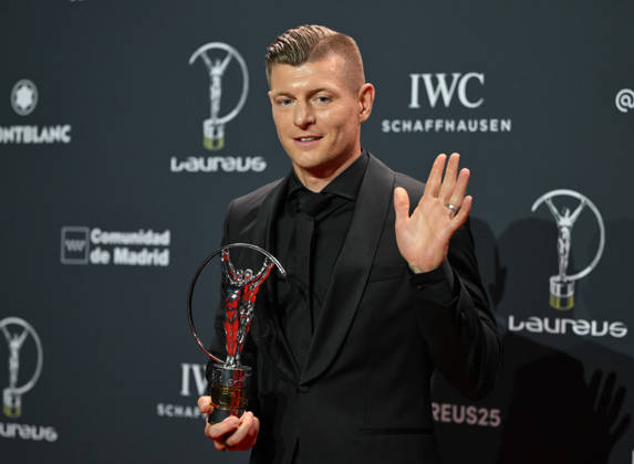 (260421) -- MADRID, April 21, 2026 -- Toni Kroos poses with Laureus Sporting Inspiration Award during the 2026 Laureus World Sports Awards ceremony in Madrid, Spain, April 20, 2026. ) (SP)SPAIN-MADRID-LAUREUS WORLD SPORTS AWARDS-CEROMONY ChengxMin 
