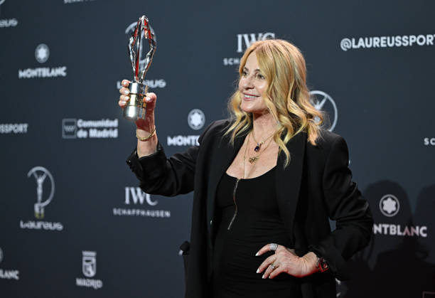 (260421) -- MADRID, April 21, 2026 -- Nadia Comaneci poses with Laureus Lifetime Achievement Award during the 2026 Laureus World Sports Awards ceremony in Madrid, Spain, April 20, 2026. ) (SP)SPAIN-MADRID-LAUREUS WORLD SPORTS AWARDS-CEROMONY ChengxMin 