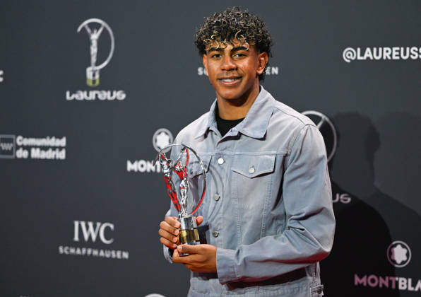 (260421) -- MADRID, April 21, 2026 -- Lamine Yamal poses with Laureus World Young Sportsperson of the Year Award during the 2026 Laureus World Sports Awards ceremony in Madrid, Spain, April 20, 2026. ) (SP)SPAIN-MADRID-LAUREUS WORLD SPORTS AWARDS-CEROMONY ChengxMin 