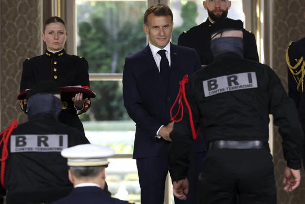 Decoration Ceremony For The Police Forces Who Intervened At The Bataclan - Paris France s President, Emmanuel Macron decorates police officers after awarding them during a ceremony to honour the police officers who intervened in the Bataclan concert hall on November 13, 2015 s attacks, at the Elysee Palace in Paris, on April 21, 2026. ? Stephane Lemouton SIPA LEMOUTONSTEPHANE_260421A053 Credit:Stephane Lemouton SIPA 2604211425 Photo by Stephane Lemouton Pool ABACAPRESS.COM Paris France  Copyright: xLemoutonxStephane Pool ABACAx