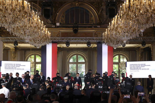 Decoration Ceremony For The Police Forces Who Intervened At The Bataclan - Paris France s President, Emmanuel Macron delivers a speech during a ceremony for awarding collective decorations to the police forces who intervened at the Bataclan during the attacks on November 13, 2015, at the Elysee Presidential palace, in Paris, on April, 21, 2026. Photo by Stephane Lemouton Pool ABACAPRESS.COM Paris France  Copyright: xLemoutonxStephane Pool ABACAx