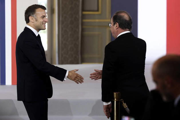 Decoration Ceremony For The Police Forces Who Intervened At The Bataclan - Paris France s President, Emmanuel Macron shakes hands with France s former President Francois Hollande before a ceremony for awarding collective decorations to the police forces who intervened at the Bataclan during the attacks on November 13, 2015, at the Elysee Presidential palace, in Paris, on April, 21, 2026. Photo by Stephane Lemouton Pool ABACAPRESS.COM Paris France  Copyright: xLemoutonxStephane Pool ABACAx