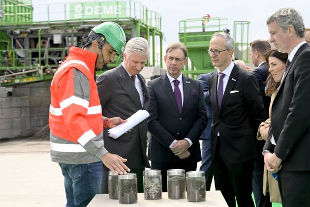 Interregional Royal Visit to WalloniaFlanders 2026 FARCIENNES, BELGIUM - APRIL 21: King Philippe of Belgium pictured visiting DEME Environnement during the first Interregional Royal Visit to WalloniaFlanders on April 21, 2026 in Farciennes, Belgium, 21 04 2026 Farciennes Belgium  Copyright: xPhilipxReynaersx