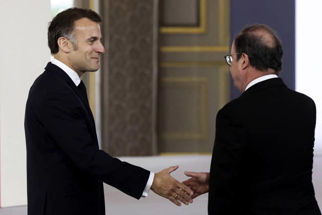 Decoration Ceremony For The Police Forces Who Intervened At The Bataclan - Paris France s President, Emmanuel Macron shakes hands with France s former President Francois Hollande before a ceremony for awarding collective decorations to the police forces who intervened at the Bataclan during the attacks on November 13, 2015, at the Elysee Presidential palace, in Paris, on April, 21, 2026. Photo by Stephane Lemouton Pool ABACAPRESS.COM Paris France Copyright: xLemoutonxStephane Pool ABACAx