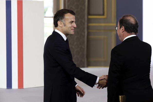Decoration Ceremony For The Police Forces Who Intervened At The Bataclan - Paris France s President, Emmanuel Macron shakes hands with France s former President Francois Hollande before a ceremony for awarding collective decorations to the police forces who intervened at the Bataclan during the attacks on November 13, 2015, at the Elysee Presidential palace, in Paris, on April, 21, 2026. Photo by Stephane Lemouton Pool ABACAPRESS.COM Paris France Copyright: xLemoutonxStephane Pool ABACAx
