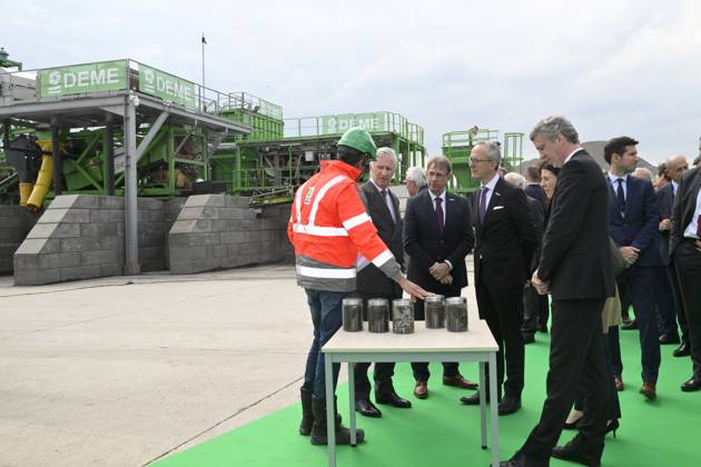 Interregional Royal Visit to WalloniaFlanders 2026 FARCIENNES, BELGIUM - APRIL 21: King Philippe of Belgium pictured visiting DEME Environnement during the first Interregional Royal Visit to WalloniaFlanders on April 21, 2026 in Farciennes, Belgium, 21 04 2026 Farciennes Belgium  Copyright: xPhilipxReynaersx