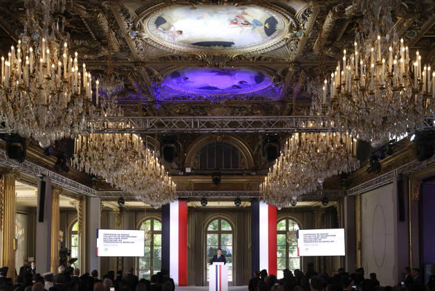 Decoration Ceremony For The Police Forces Who Intervened At The Bataclan - Paris France s President, Emmanuel Macron delivers a speech during a ceremony for awarding collective decorations to the police forces who intervened at the Bataclan during the attacks on November 13, 2015, at the Elysee Presidential palace, in Paris, on April, 21, 2026. Photo by Stephane Lemouton Pool ABACAPRESS.COM Paris France Copyright: xLemoutonxStephane Pool ABACAx