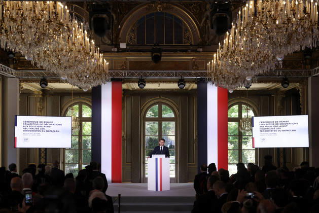 Decoration Ceremony For The Police Forces Who Intervened At The Bataclan - Paris France s President, Emmanuel Macron delivers a speech during a ceremony for awarding collective decorations to the police forces who intervened at the Bataclan during the attacks on November 13, 2015, at the Elysee Presidential palace, in Paris, on April, 21, 2026. Photo by Stephane Lemouton Pool ABACAPRESS.COM Paris France Copyright: xLemoutonxStephane Pool ABACAx
