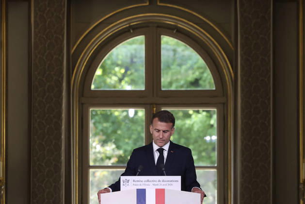 Decoration Ceremony For The Police Forces Who Intervened At The Bataclan - Paris France s President, Emmanuel Macron delivers a speech during a ceremony for awarding collective decorations to the police forces who intervened at the Bataclan during the attacks on November 13, 2015, at the Elysee Presidential palace, in Paris, on April, 21, 2026. Photo by Stephane Lemouton Pool ABACAPRESS.COM Paris France Copyright: xLemoutonxStephane Pool ABACAx
