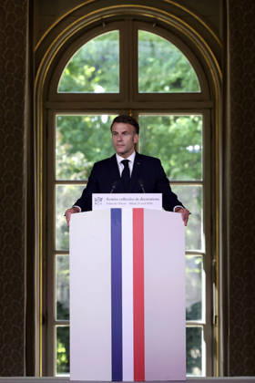 Decoration Ceremony For The Police Forces Who Intervened At The Bataclan - Paris France s President, Emmanuel Macron delivers a speech during a ceremony for awarding collective decorations to the police forces who intervened at the Bataclan during the attacks on November 13, 2015, at the Elysee Presidential palace, in Paris, on April, 21, 2026. Photo by Stephane Lemouton Pool ABACAPRESS.COM Paris France Copyright: xLemoutonxStephane Pool ABACAx