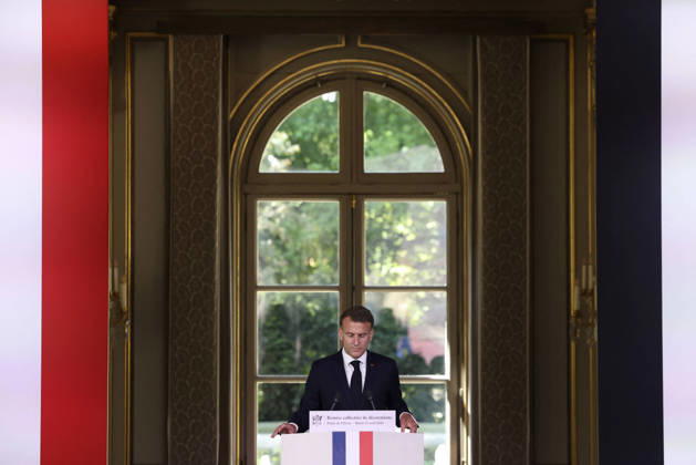 Decoration Ceremony For The Police Forces Who Intervened At The Bataclan - Paris France s President, Emmanuel Macron delivers a speech during a ceremony for awarding collective decorations to the police forces who intervened at the Bataclan during the attacks on November 13, 2015, at the Elysee Presidential palace, in Paris, on April, 21, 2026. Photo by Stephane Lemouton Pool ABACAPRESS.COM Paris France Copyright: xLemoutonxStephane Pool ABACAx