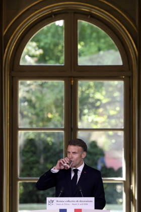 Decoration Ceremony For The Police Forces Who Intervened At The Bataclan - Paris France s President, Emmanuel Macron delivers a speech during a ceremony for awarding collective decorations to the police forces who intervened at the Bataclan during the attacks on November 13, 2015, at the Elysee Presidential palace, in Paris, on April, 21, 2026. Photo by Stephane Lemouton Pool ABACAPRESS.COM Paris France Copyright: xLemoutonxStephane Pool ABACAx