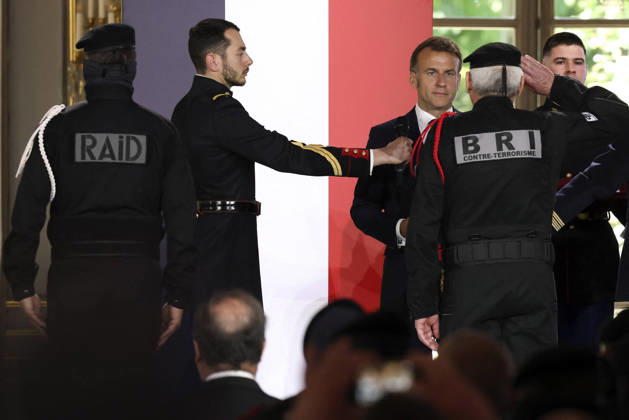 Decoration Ceremony For The Police Forces Who Intervened At The Bataclan - Paris France s President, Emmanuel Macron decorates police officers after awarding them during a ceremony to honour the police officers who intervened in the Bataclan concert hall on November 13, 2015 s attacks, at the Elysee Palace in Paris, on April 21, 2026. ? Stephane Lemouton SIPA LEMOUTONSTEPHANE_260421A038 Credit:Stephane Lemouton SIPA 2604211425 Photo by Stephane Lemouton Pool ABACAPRESS.COM Paris France Copyright: xLemoutonxStephane Pool ABACAx