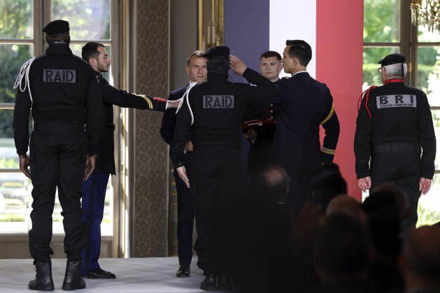 Decoration Ceremony For The Police Forces Who Intervened At The Bataclan - Paris France s President, Emmanuel Macron decorates police officers after awarding them during a ceremony to honour the police officers who intervened in the Bataclan concert hall on November 13, 2015 s attacks, at the Elysee Palace in Paris, on April 21, 2026. ? Stephane Lemouton SIPA LEMOUTONSTEPHANE_260421A039 Credit:Stephane Lemouton SIPA 2604211425 Photo by Stephane Lemouton Pool ABACAPRESS.COM Paris France Copyright: xLemoutonxStephane Pool ABACAx