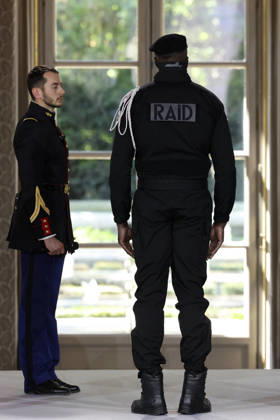 Decoration Ceremony For The Police Forces Who Intervened At The Bataclan - Paris France s President, Emmanuel Macron decorates police officers after awarding them during a ceremony to honour the police officers who intervened in the Bataclan concert hall on November 13, 2015 s attacks, at the Elysee Palace in Paris, on April 21, 2026. ? Stephane Lemouton SIPA LEMOUTONSTEPHANE_260421A040 Credit:Stephane Lemouton SIPA 2604211425 Photo by Stephane Lemouton Pool ABACAPRESS.COM Paris France Copyright: xLemoutonxStephane Pool ABACAx