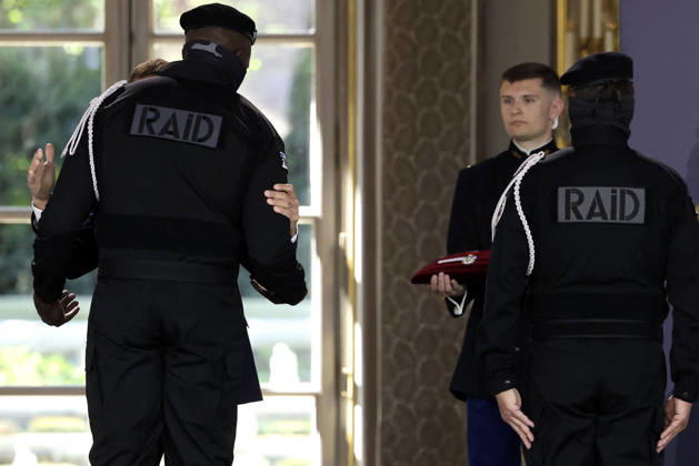 Decoration Ceremony For The Police Forces Who Intervened At The Bataclan - Paris France s President, Emmanuel Macron decorates police officers after awarding them during a ceremony to honour the police officers who intervened in the Bataclan concert hall on November 13, 2015 s attacks, at the Elysee Palace in Paris, on April 21, 2026. ? Stephane Lemouton SIPA LEMOUTONSTEPHANE_260421A041 Credit:Stephane Lemouton SIPA 2604211425 Photo by Stephane Lemouton Pool ABACAPRESS.COM Paris France Copyright: xLemoutonxStephane Pool ABACAx