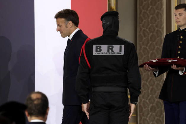 Decoration Ceremony For The Police Forces Who Intervened At The Bataclan - Paris France s President, Emmanuel Macron decorates police officers after awarding them during a ceremony to honour the police officers who intervened in the Bataclan concert hall on November 13, 2015 s attacks, at the Elysee Palace in Paris, on April 21, 2026. ? Stephane Lemouton SIPA LEMOUTONSTEPHANE_260421A043 Credit:Stephane Lemouton SIPA 2604211425 Photo by Stephane Lemouton Pool ABACAPRESS.COM Paris France Copyright: xLemoutonxStephane Pool ABACAx
