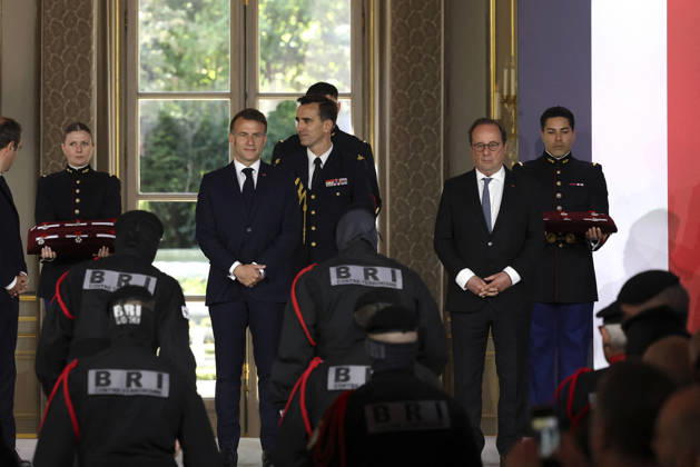 Decoration Ceremony For The Police Forces Who Intervened At The Bataclan - Paris France s President, Emmanuel Macron decorates police officers after awarding them during a ceremony to honour the police officers who intervened in the Bataclan concert hall on November 13, 2015 s attacks, at the Elysee Palace in Paris, on April 21, 2026. ? Stephane Lemouton SIPA LEMOUTONSTEPHANE_260421A045 Credit:Stephane Lemouton SIPA 2604211425 Photo by Stephane Lemouton Pool ABACAPRESS.COM Paris France Copyright: xLemoutonxStephane Pool ABACAx